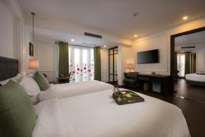 Giường trong phòng chung tại Hanoi Allure Hotel