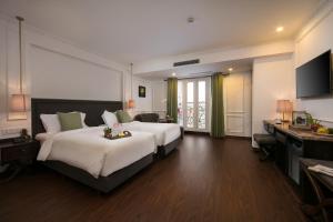 河內的住宿－河內傾城酒店，酒店客房设有两张床和电视。