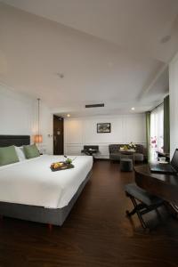 河內的住宿－河內傾城酒店，一间带大床的卧室和一间客厅