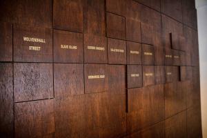 una parete rivestita di legno con le parole sopra di C 1 Colombo Fort a Colombo