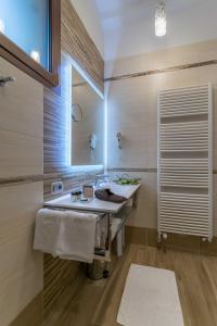 a bathroom with a sink and a mirror at Hotel Tre Torri in Medolla