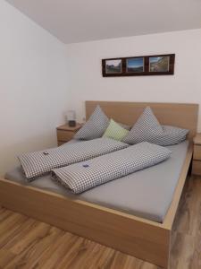 ein Bett mit zwei Kissen darüber in der Unterkunft Apart Alpenflair in Sankt Leonhard im Pitztal