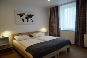 a bedroom with a bed with a world map on the wall at Bei Meier`s zum weißen Roß in Königslutter am Elm