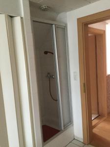 una doccia in un bagno con una porta in vetro di Ferienwohnung am Binnensee a Heiligenhafen Altre 14 foto