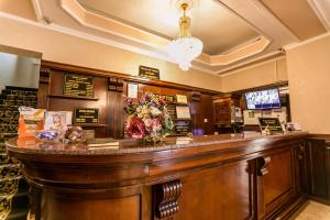 un bar en un restaurante con un arreglo floral en Hotel Orient Braila en Brăila