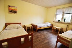 Zimmer mit 2 Betten und einem Fenster in der Unterkunft Work & Stay Ferienhaus Niederkassel in Rheidt