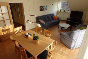 a living room with a table and a couch at Ferienwohnung Lindlar-Linde in Lindlar