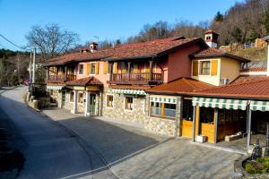 コジナにあるDomačija pri Damjanuの通りに面した大きな建物(バルコニー付)
