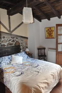 een slaapkamer met een groot bed in een kamer bij La Luciérnaga in Sorihuela