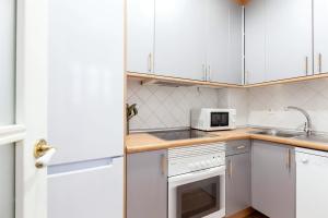 A kitchen or kitchenette at Dúplex Unico en Ópera - Palacio