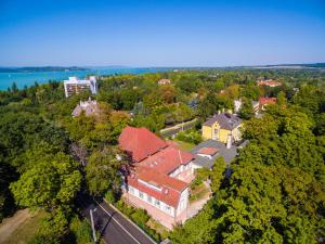 una vista aérea de una casa con árboles y agua en Kiss Villa, en Balatonföldvár