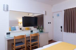 TV a/nebo společenská místnost v ubytování Americana Eilat Hotel