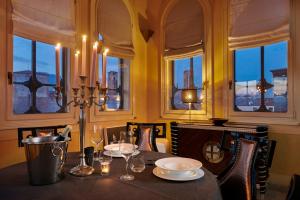 Un restaurante o sitio para comer en Terraglio Rooms