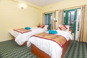 Llit o llits en una habitació de Hotel Noble Inn花椒客栈