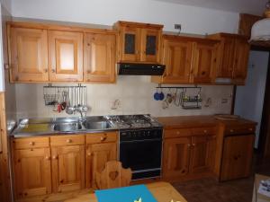 A kitchen or kitchenette at Piccola Perla A Livo