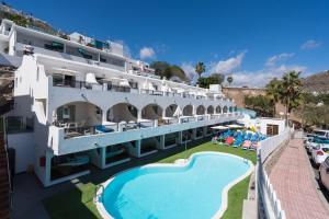 een luchtzicht op een hotel met een zwembad bij eó Corona Cedral in Puerto Rico de Gran Canaria