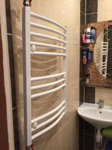 ein Bad mit einem Waschbecken und einem Spiegel in der Unterkunft Apartment in Daugavpils Centre in Daugavpils