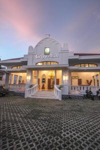 Un edificio con un cartello che legge asilo cittadino di Griya Asih a Yogyakarta