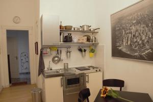 una cucina con lavandino e piano di lavoro di ABC Apartment a Budapest