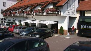 un parcheggio con auto parcheggiate di fronte a un edificio di Hotel YORK a Plzeň