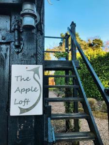 ウェストルトンにあるThe Apple Loftのはしごと灯りの看板