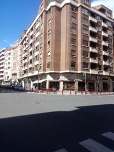un grande edificio su una strada di fronte a un edificio di Apartamento Ayuntamiento a Logroño