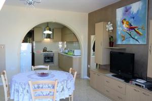 Kuchyň nebo kuchyňský kout v ubytování Sea front apartment + 12 fotografií