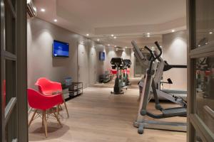 einen Fitnessraum mit Laufbändern und roten Stühlen in der Unterkunft ibis Styles Bourg La Reine in Bourg-la-Reine