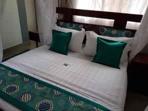 Postel nebo postele na pokoji v ubytování Sheevy"s Bed N Breakfast