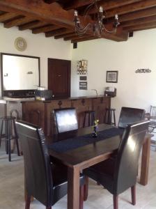 comedor con mesa de madera y sillas en B&B Au Moulin 1771 en Monein