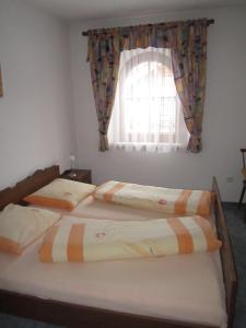 2 aparte bedden in een slaapkamer met een raam bij Ferienhaus Martina in Terfens