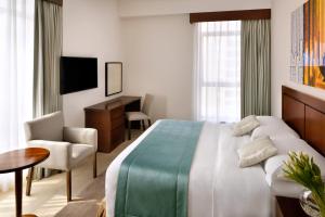 Postel nebo postele na pokoji v ubytování Mövenpick Hotel & Apartments Bur Dubai