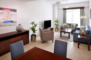 TV a/nebo společenská místnost v ubytování Mövenpick Hotel & Apartments Bur Dubai