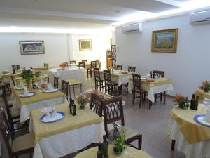 モンテカティーニ・テルメにあるHotel Ambroginiのレストラン内のダイニングルーム(テーブル、椅子付)