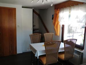 jadalnia ze stołem i krzesłami oraz oknem w obiekcie Holiday Home in Altenfeld with Private Pool w mieście Altenfeld