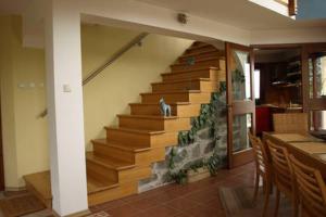 una escalera en una casa con un gato sentado en ella en Spatious architectural house en Markovo