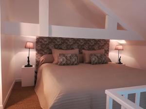 アルカションにあるRésidence de Charme TIVOLIのベッドルーム1室(大型ベッド1台、ランプ2つ付)