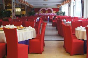 Un restaurante o sitio para comer en Pa Zhou Plaza Hotel