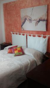 um quarto com uma cama com um quadro na parede em Ca del nono em Pragelato
