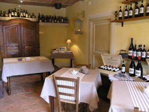 A restaurant or other place to eat at La Cantinetta Resort
