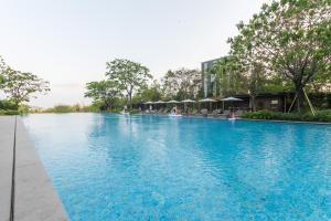 - une piscine d'eau bleue dans un complexe dans l'établissement Van-Pretty Residence Haitang Bay Sanya, à Sanya