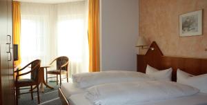 Un pat sau paturi într-o cameră la Hotel Schöne Aussicht