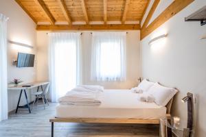 1 dormitorio con cama y escritorio en Agriturismo Ca' Zerbetto, en Bardolino