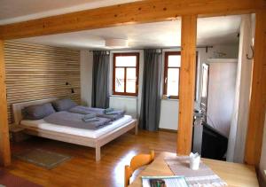 ein Wohnzimmer mit einem Bett und einem Tisch in der Unterkunft Gästehaus PALATINAS in Böchingen
