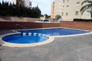 Bazén v ubytovaní Meddays Apartamento la Caleta Ático alebo v jeho blízkosti