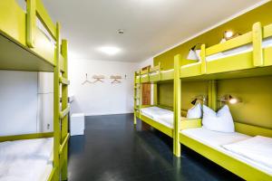 um quarto com beliches amarelos num hostel em Jugendherberge Lenggries em Lenggries