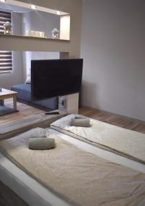 um quarto com dois colchões sentados no chão em Apartmani Zrenjanin em Zrenjanin