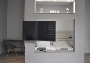 a flat screen tv on a wall in a room at Apartmani Zrenjanin in Zrenjanin