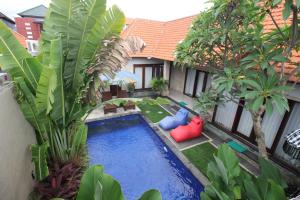 obraz basenu na podwórku domu w obiekcie The Green Kamboja Villa w mieście Sanur