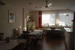 Guest Accomodation Škerlak في مورفسكه تيبليتسه: مطبخ وغرفة طعام مع طاولة وكراسي